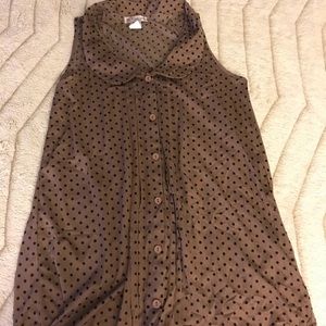 Brown polka dot sleeveless maternity shirt